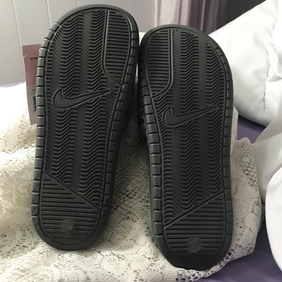 Nike Women’s sandals Slides Sz 8 Gray White Black - Picture 3 of 5